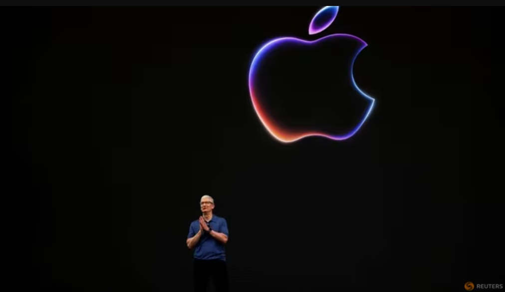 Apple trở lại là công ty có giá trị vốn hóa lớn nhất thế giới- Ảnh 1. Giám đốc điều hành Apple Tim Cook tại sự kiện WWDC 2024 ở California, Mỹ ngày 10-6 - Ảnh: REUTERS