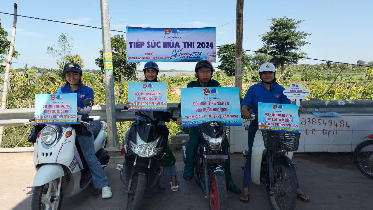 Sinh viên tình nguyện TP.HCM tặng quà, chăm sóc sức khỏe cho thí sinh- Ảnh 9. Đội xe hỗ trợ đưa đón thí sinh tại huyện Hồng Ngự - Ảnh: TỐNG DOANH