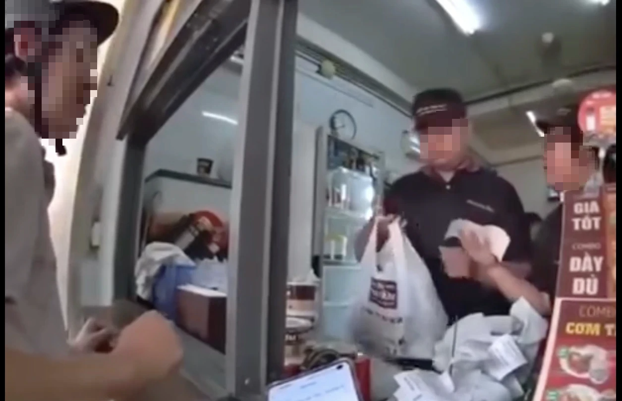 Nhân viên quán cơm tấm để shipper chờ 30 phút vì 'không phải khách': Đại diện quán nói gì?- Ảnh 1. Nhân viên quán cơm tấm để shipper chờ 30 phút vì 'không phải khách': Đại diện quán nói gì?- Ảnh 1.