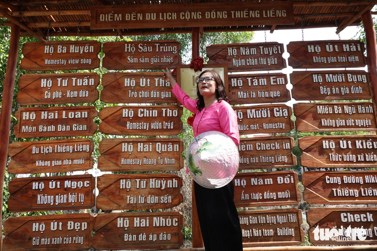 Chị Đặng Thị Thu Huyền, thành viên Hợp tác xã Du lịch cộng đồng Thiềng Liềng cho biết, gần 2 năm qua, ấp đảo Thiềng Liềng đã đón tiếp gần 5.000 lượt du khách - Ảnh: T.T.D. Chị Đặng Thị Thu Huyền, thành viên Hợp tác xã Du lịch cộng đồng Thiềng Liềng, cho biết gần 2 năm qua, ấp đảo Thiềng Liềng đã đón tiếp gần 5.000 lượt du khách - Ảnh: T.T.D.