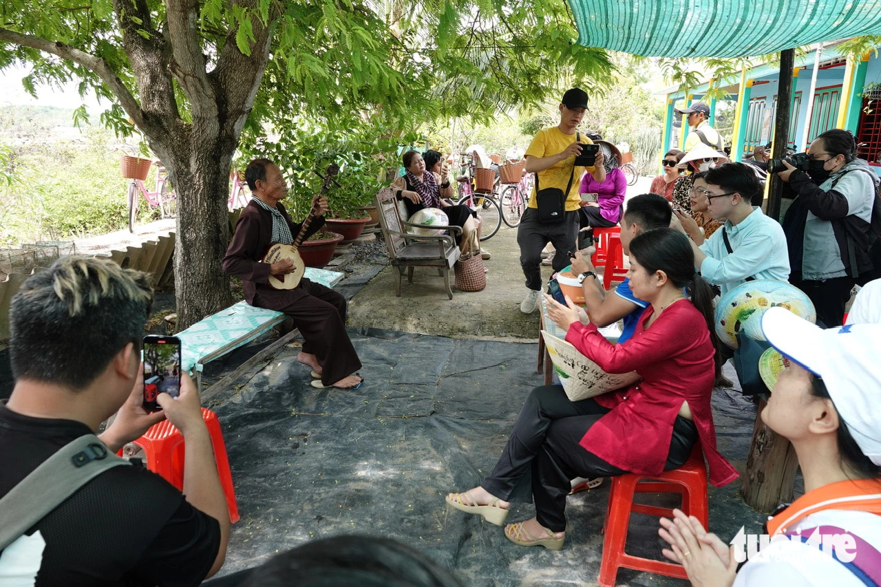 Nghe chú Tư Huỳnh đàn ca tài tử - Ảnh: T.T.D. Nghe chú Tư Huỳnh đờn ca tài tử - Ảnh: T.T.D.