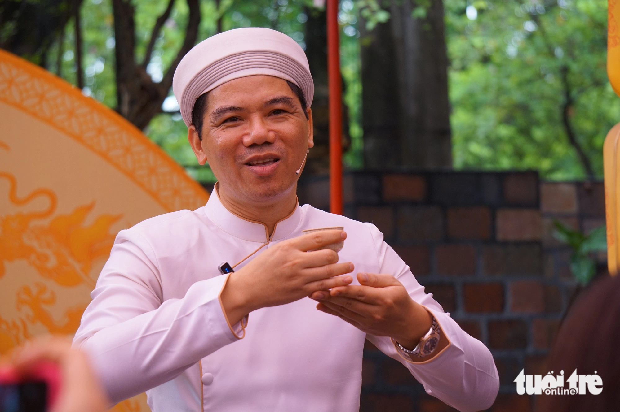Nghệ nhân trà Hoàng Anh Sướng hướng dẫn cách nâng chén trà mời khách trong buổi nói chuyện về văn hóa thưởng trà tại Hoàng Thành Thăng Long ngày 6-6 - Ảnh: T.ĐIỂU Nghệ nhân trà Hoàng Anh Sướng hướng dẫn cách nâng chén trà mời khách trong buổi nói chuyện về văn hóa thưởng trà tại Hoàng thành Thăng Long ngày 6-6 - Ảnh: T.ĐIỂU