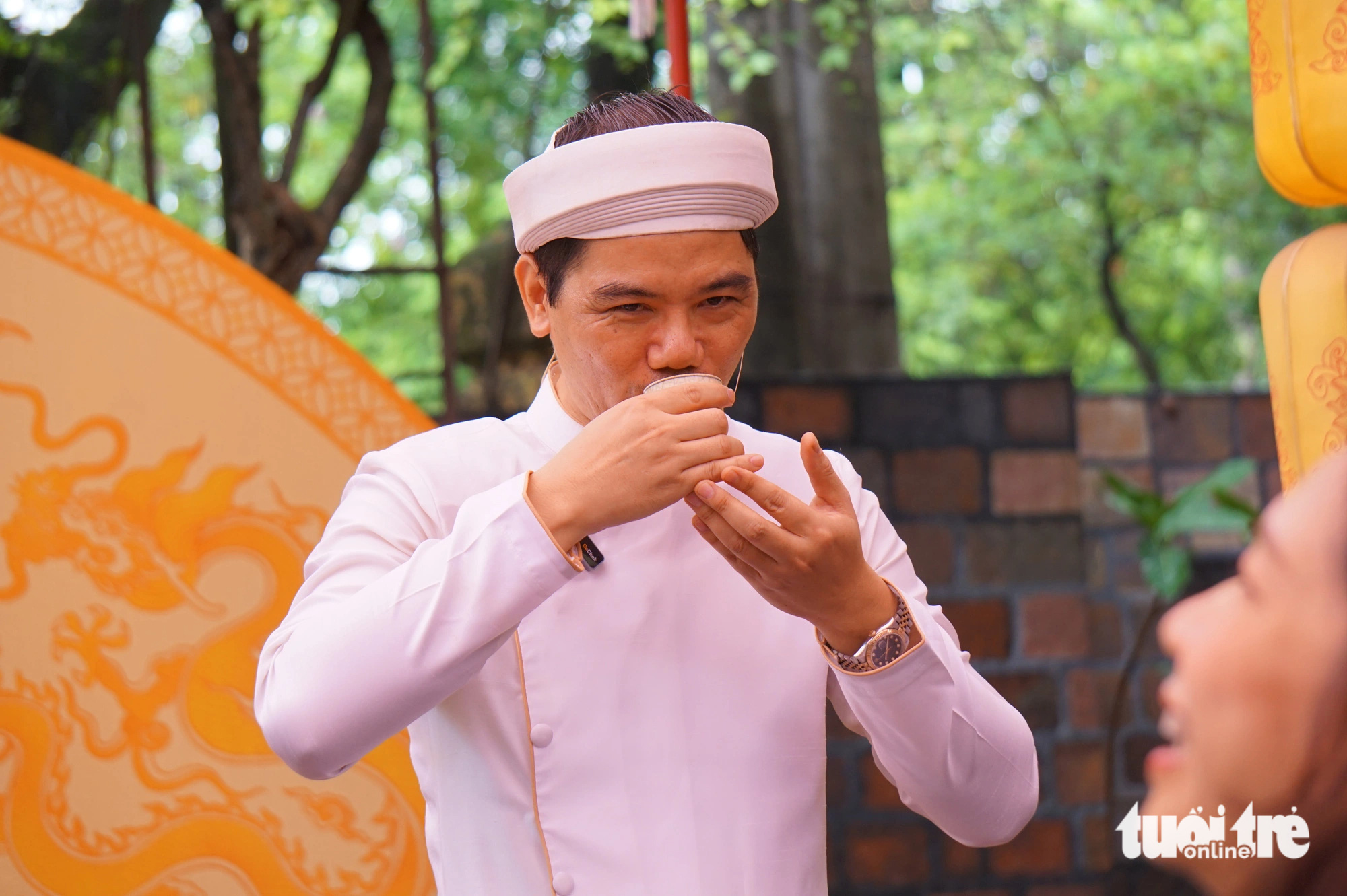 Theo nghệ nhân trà Hoàng Anh Sướng, uống trà với người xưa cũng là một phép tu - Ảnh: T.ĐIỂU Theo nghệ nhân trà Hoàng Anh Sướng, uống trà với người xưa cũng là một phép tu - Ảnh: T.ĐIỂU