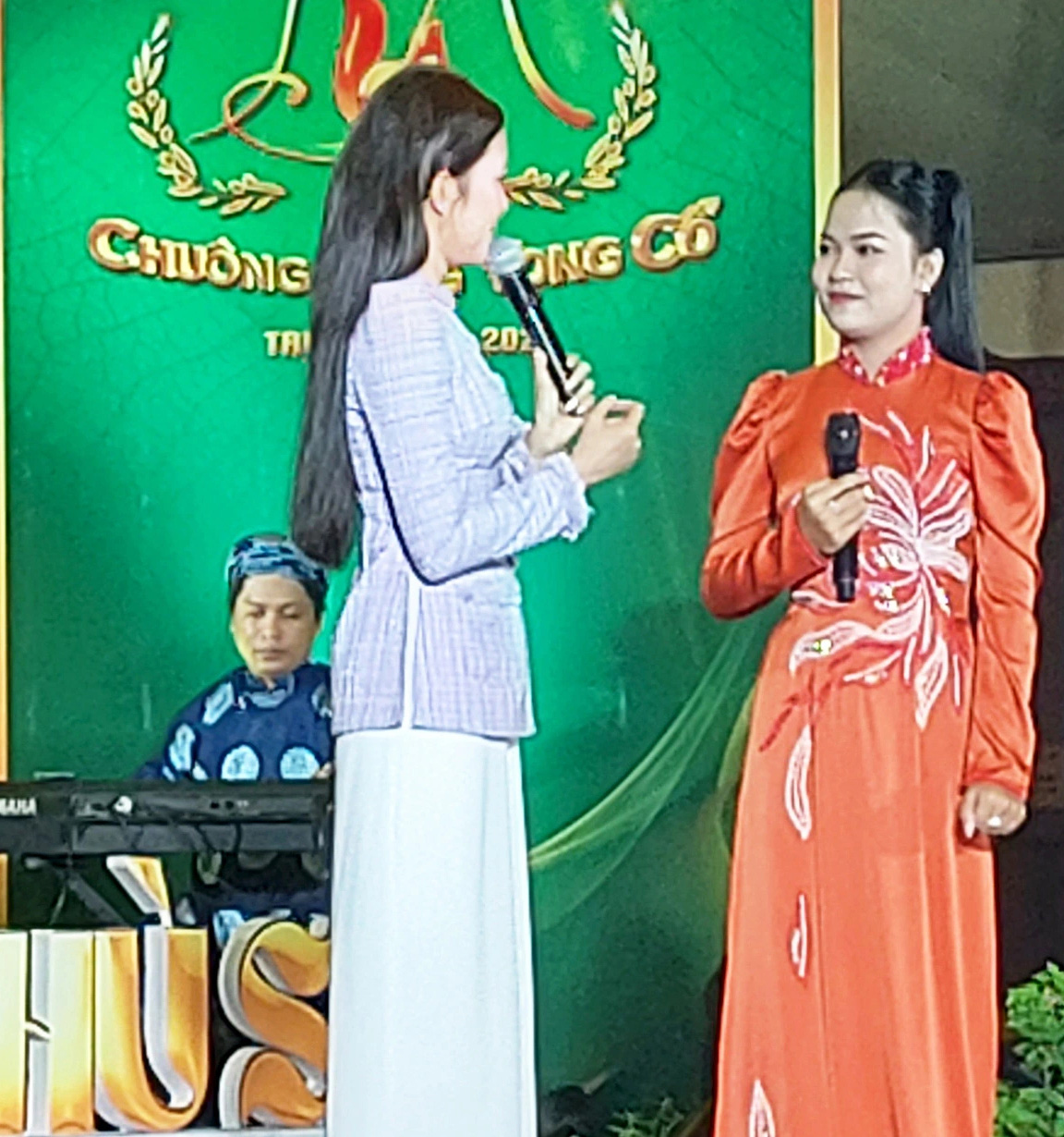 Chuông vàng Như Ý (phải) và MC giao lưu với khán giả trong đêm diễn Âm vang phù sa tại sân khấu Ngôi sao miệt vườn Ảnh: HOÀNG LÊ Chuông vàng Như Ý (phải) và MC giao lưu với khán giả trong đêm diễn Âm vang phù sa tại sân khấu Ngôi sao miệt vườn - Ảnh: HOÀNG LÊ