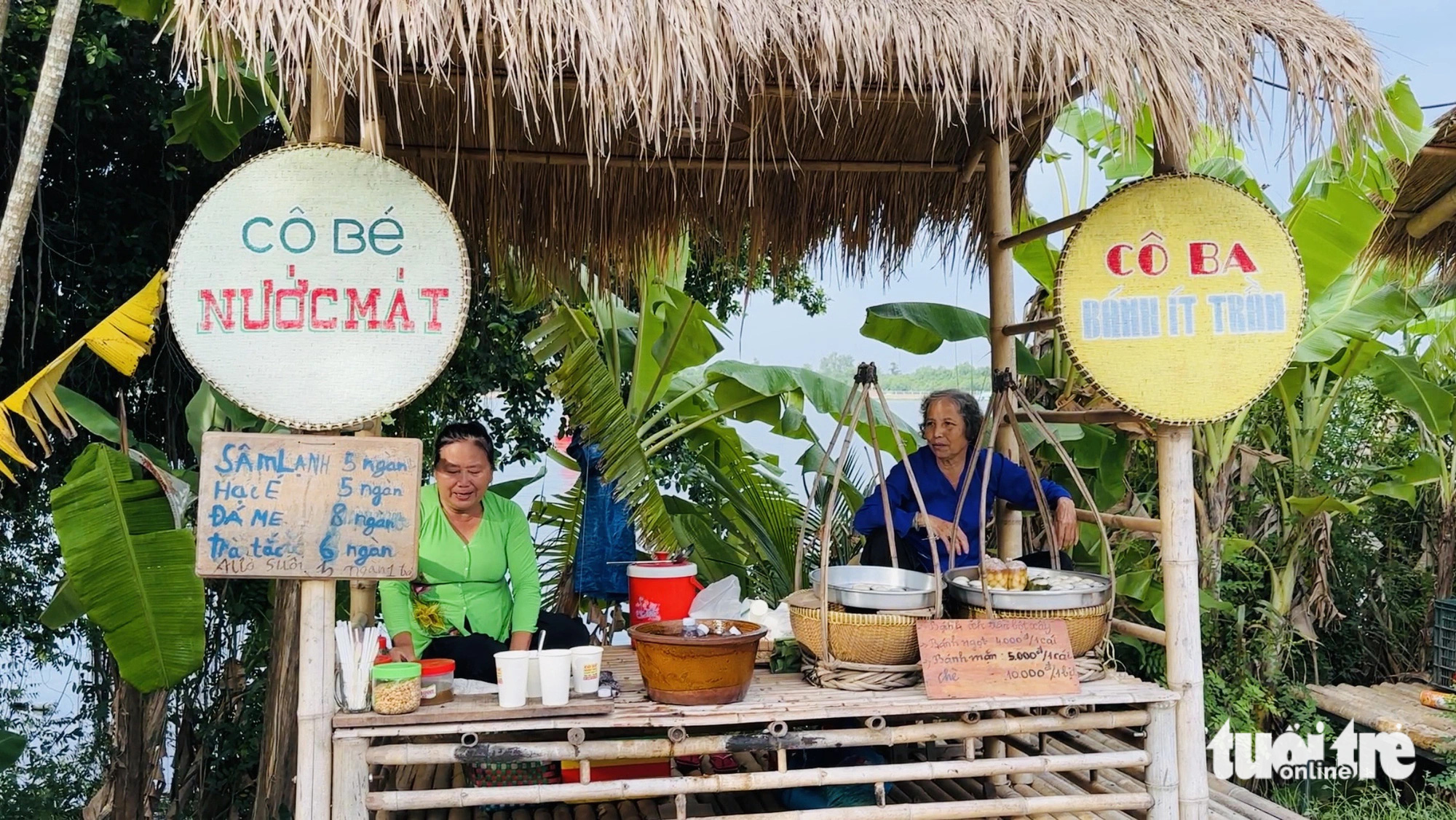 Chợ quê xanh từ vật liệu trang trí đến đồ đựng thức ăn- Ảnh 1. Một gian hàng trong chợ quê, từ vật liệu xây dựng đến vật liệu đựng món ăn đều thân thiện với môi trường - Ảnh: ĐẶNG TUYẾT