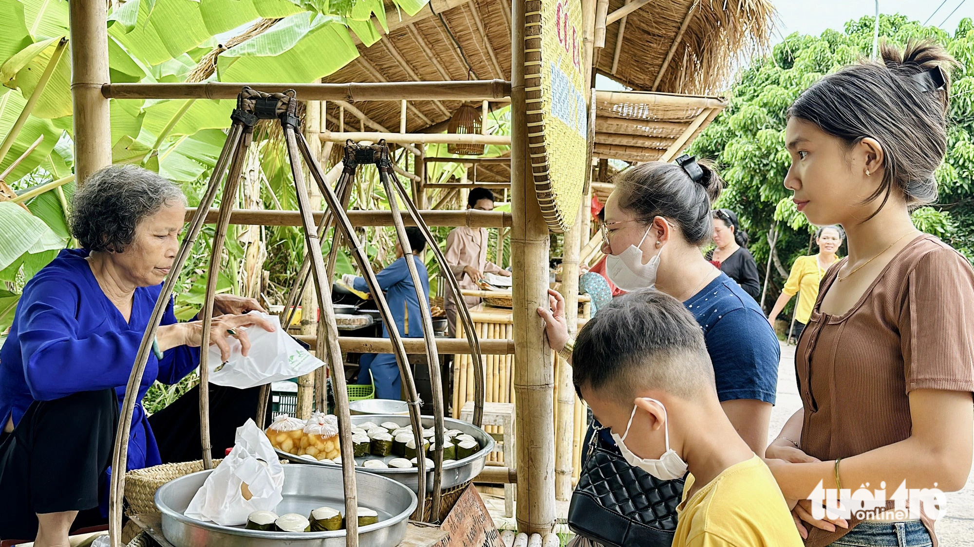 Chợ quê xanh từ vật liệu trang trí đến đồ đựng thức ăn- Ảnh 2. Tiểu thương bán trong chợ quê phải dùng túi sinh học tự phân hủy để đựng đồ ăn cho khách mang đi