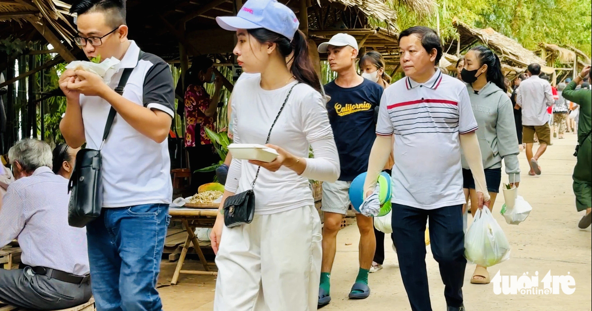 Chợ quê xanh từ vật liệu trang trí đến đồ đựng thức ăn- Ảnh 4. Khách mua đồ ăn đem đi được đựng trong những túi sinh học tự hủy