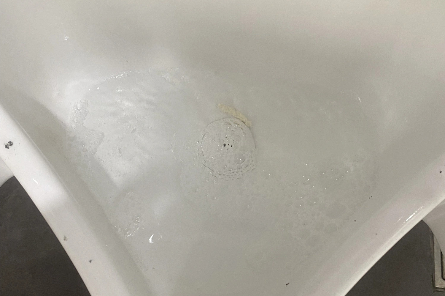Những vị khách 'đặc biệt' trong nhà vệ sinh- Ảnh 3. Bã kẹo cao su nhả trong bồn cầu sau khi đi vệ sinh. Ảnh: HỒNG ĐIỆP