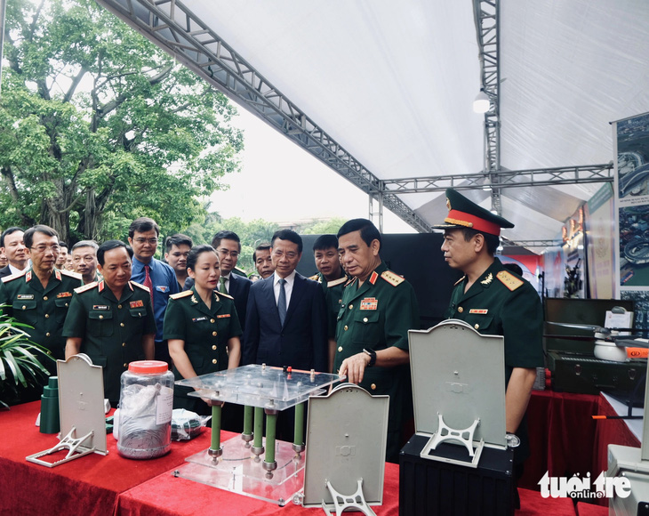 Đại tướng Phan Văn Giang: Tuổi trẻ quân đội xung kích phát triển khoa học quân sự- Ảnh 1. Đại tướng Phan Văn Giang - bộ trưởng Bộ Quốc phòng (thứ hai từ phải qua) - cùng các đại biểu tham quan khu trưng bày sản phẩm Tuổi trẻ sáng tạo trong quân đội - Ảnh: HÀ THANH