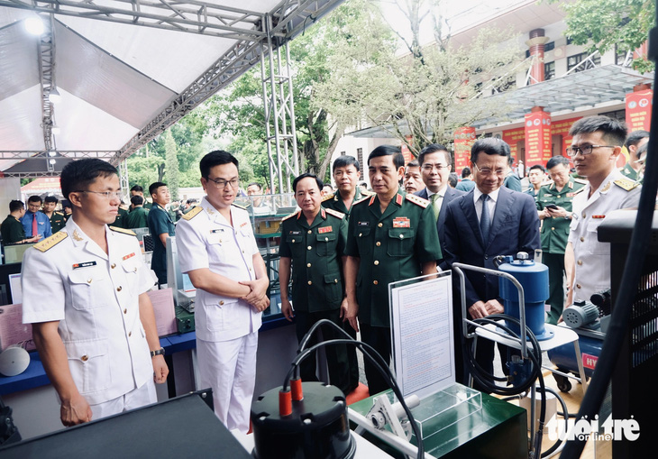 Đại tướng Phan Văn Giang: Tuổi trẻ quân đội xung kích phát triển khoa học quân sự- Ảnh 3. Đại tướng Phan Văn Giang cùng các đại biểu tham quan khu trưng bày sản phẩm sáng tạo của tuổi trẻ hải quân - Ảnh: HÀ THANH