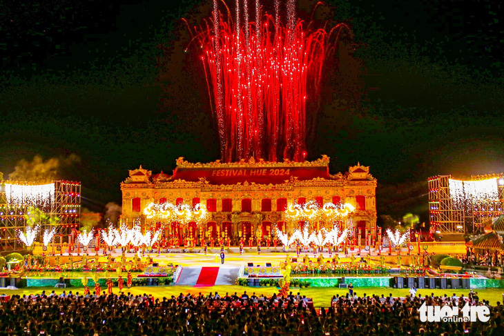 Khép lại Tuần lễ Festival Huế 2024: Lời cảm ơn trong đêm 'giã bạn'- Ảnh 1. Điện Kiến Trung lung linh trong đêm bế mạc Tuần lễ Festival Huế 2024 - Ảnh: THÙY GIANG