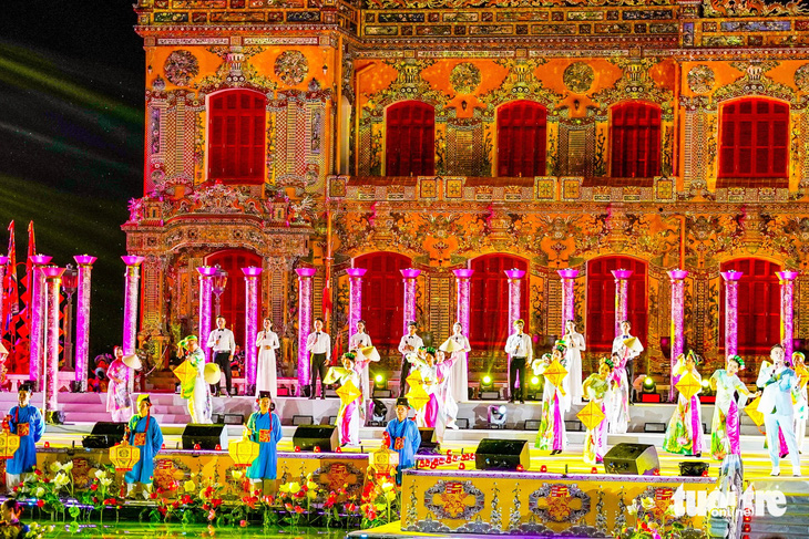 Khép lại Tuần lễ Festival Huế 2024: Lời cảm ơn trong đêm 'giã bạn'- Ảnh 3. Hàng trăm diễn viên, nghệ sĩ đã gửi đến khán giả, những bạn bè phương xa lời cảm ơn trong đêm "giã bạn" - Ảnh: THÙY GIANG