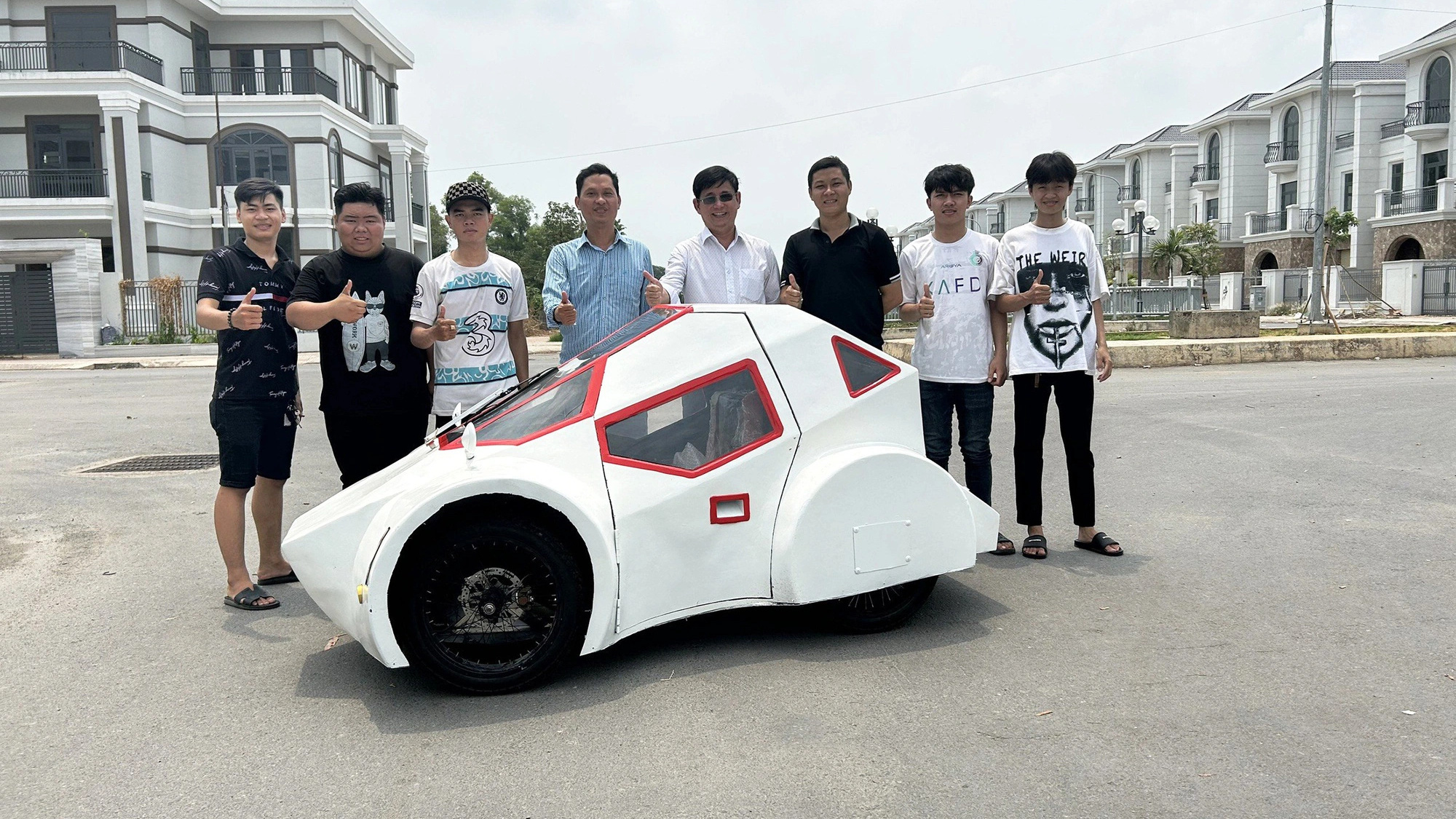 Sinh viên Việt mang xe hydro đua với thế giới- Ảnh 1. Nhóm sinh viên Trường đại học Lạc Hồng và sản phẩm của mình - chiếc xe đua chạy bằng hydro - Ảnh: TRỌNG NHÂN