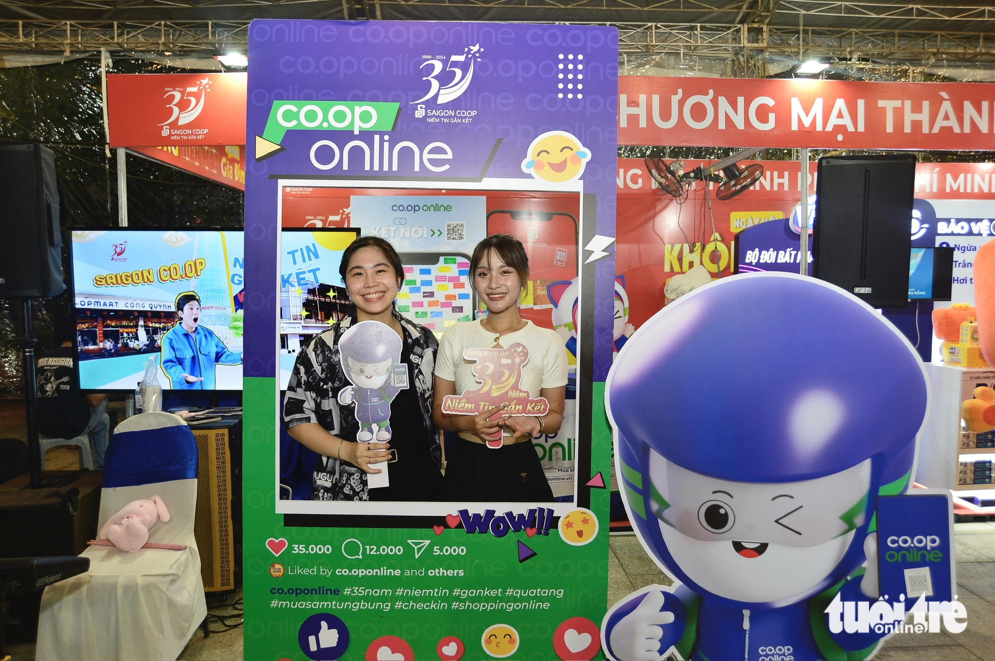 Kết nối Các bạn trẻ check-in nhận quà và chụp hình lưu niệm tại gian trải nghiệm Saigon Co.op - Ảnh: QUANG ĐỊNH