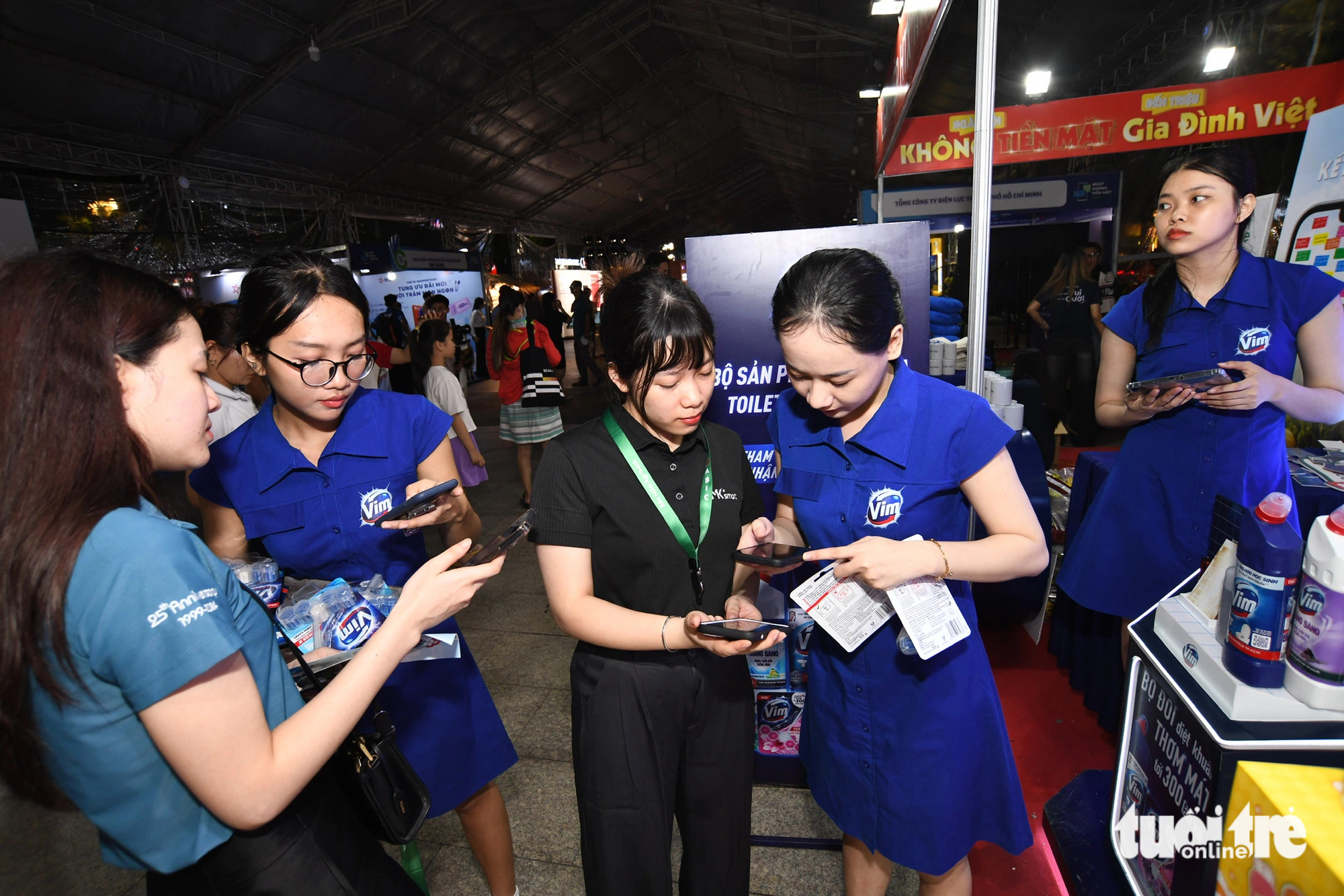 Kết nối Check-in nhận quà tặng tại gian hàng Saigon Co.op - Ảnh: QUANG ĐỊNH