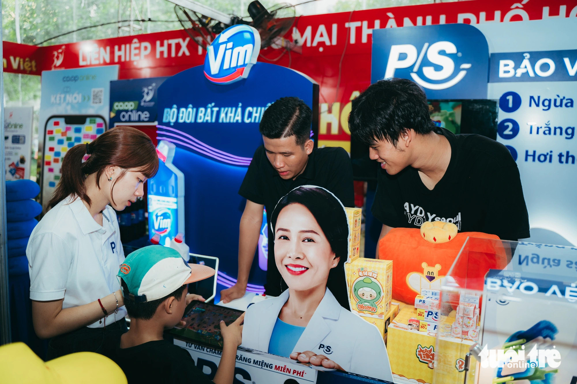 Kết nối Các em bé được ba mẹ dẫn đến Lễ hội Không tiền mặt để trải nghiệm những hoạt động tương tác dành cho trẻ em - Ảnh: THANH HIỆP