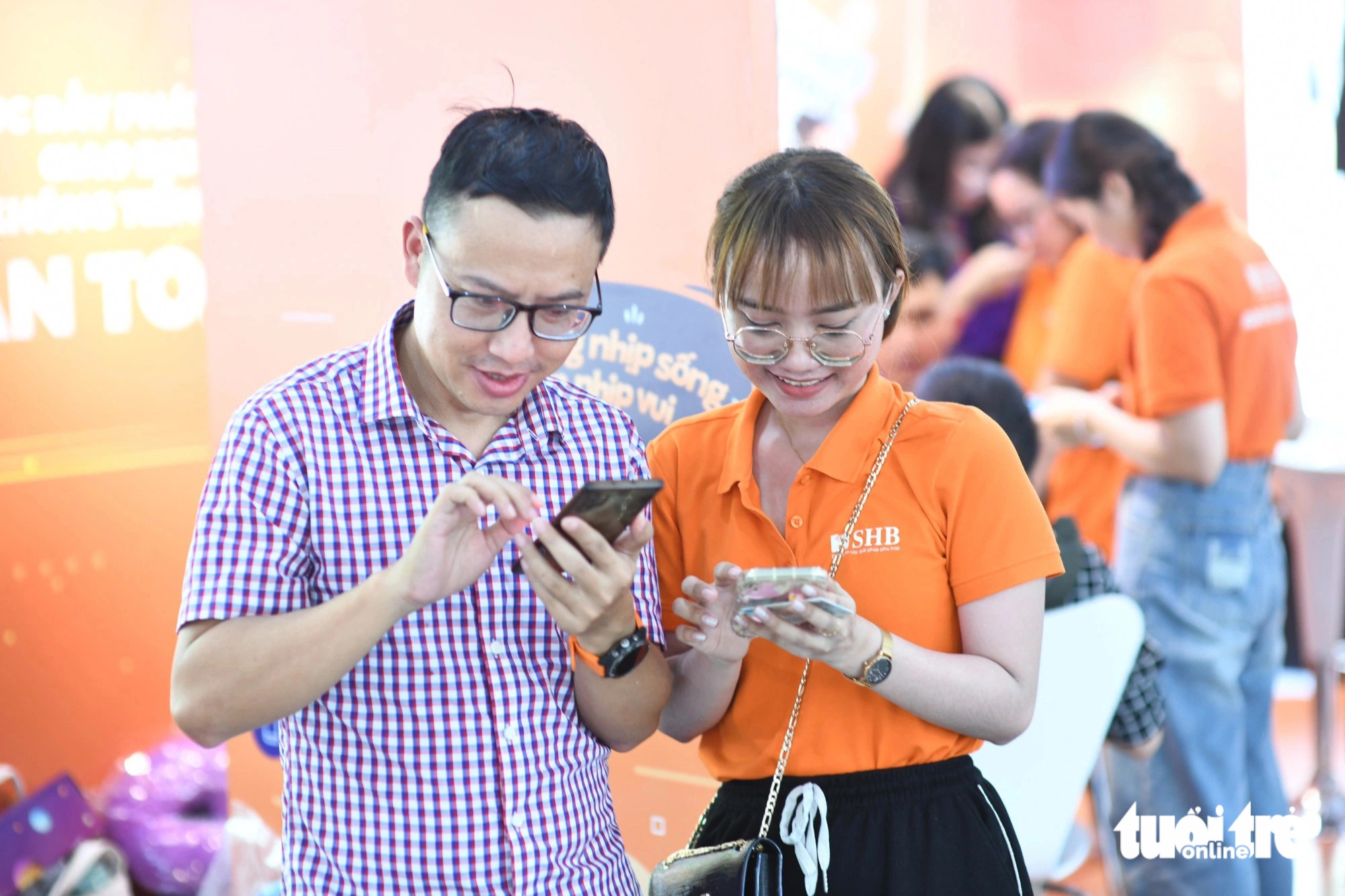 Mở tài khoản, gửi tiết kiệm, rinh quà may mắn từ SHB- Ảnh 1. Khách hàng mở tài khoản tại Lễ hội Không tiền mặt 2024 - Ảnh: QUANG ĐỊNH