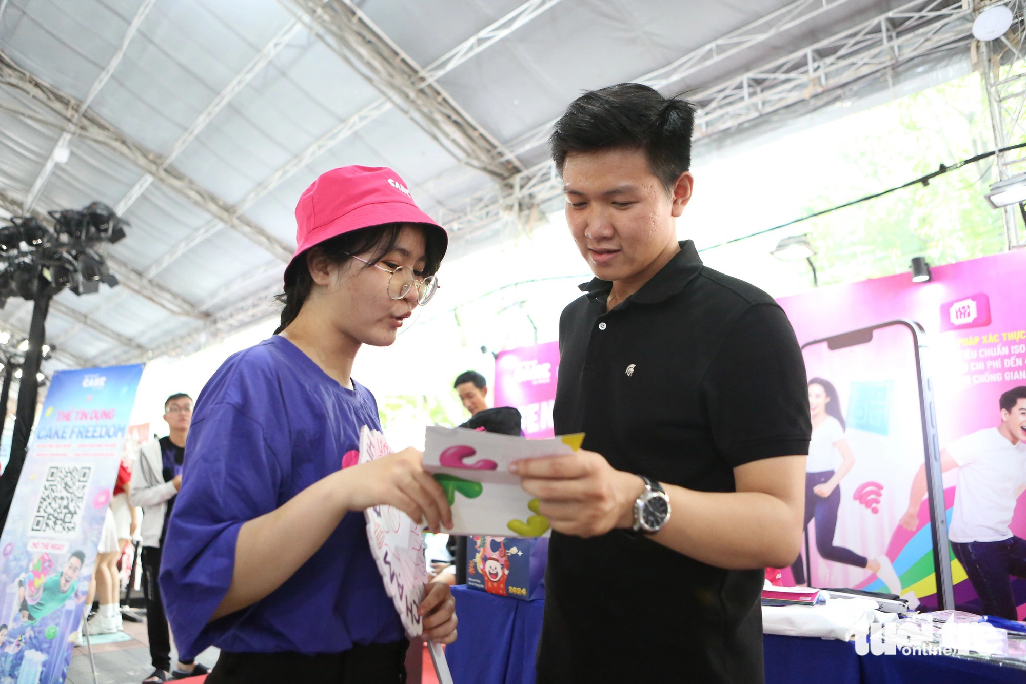 Ngân hàng số Cake by VPBank gây ấn tượng với trải nghiệm thanh toán hiện đại- Ảnh 2. Nhân viên tại Ngân hàng số Cake by VPBank bận rộn hướng dẫn khách hàng mở tài khoản - Ảnh: PHƯƠNG QUYÊN