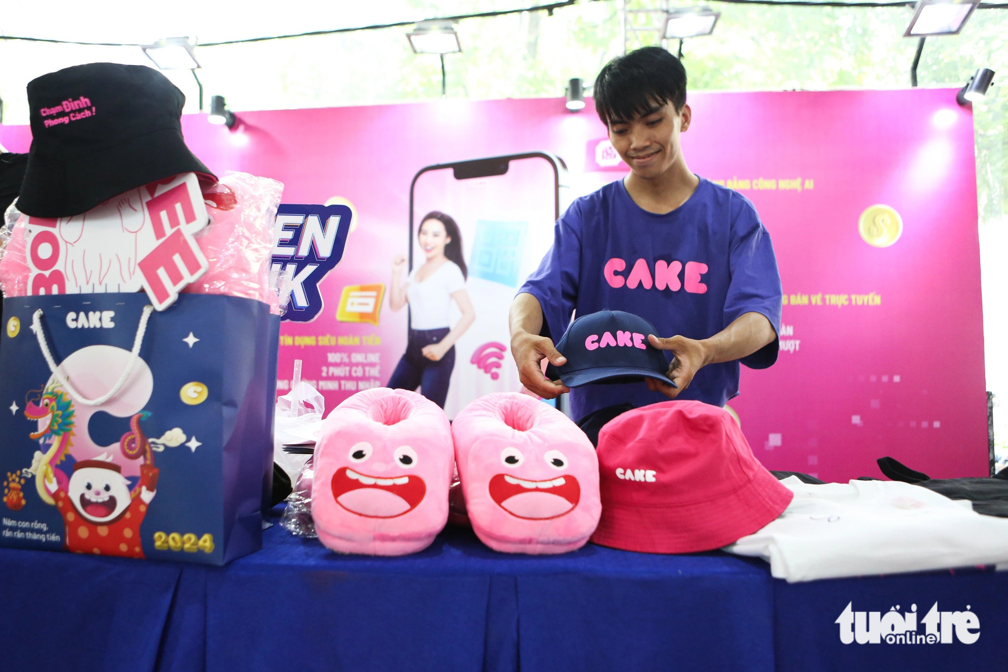 Ngân hàng số Cake by VPBank gây ấn tượng với trải nghiệm thanh toán hiện đại- Ảnh 3. Hàng trăm phần quà hấp dẫn được Ngân hàng số Cake by VPBank dành tặng khách tham quan - Ảnh: PHƯƠNG QUYÊN