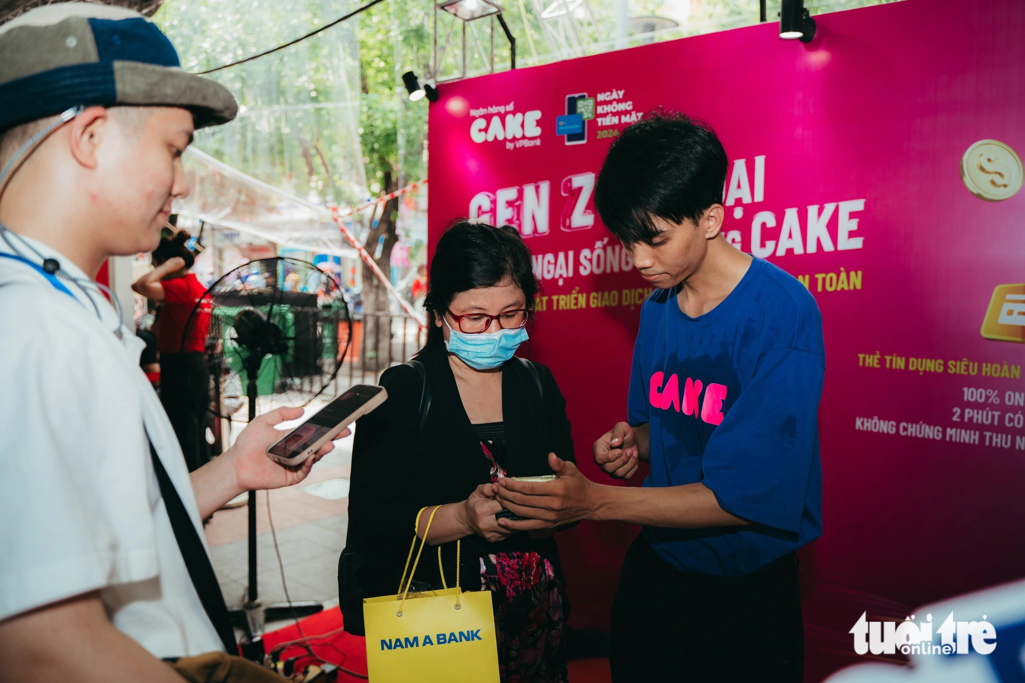 Ngân hàng số Cake by VPBank gây ấn tượng với trải nghiệm thanh toán hiện đại- Ảnh 5. Trải nghiệm công nghệ hiện đại tại Ngân hàng số Cake by VPBank thu hút mọi lứa tuổi - Ảnh: THANH HIỆP