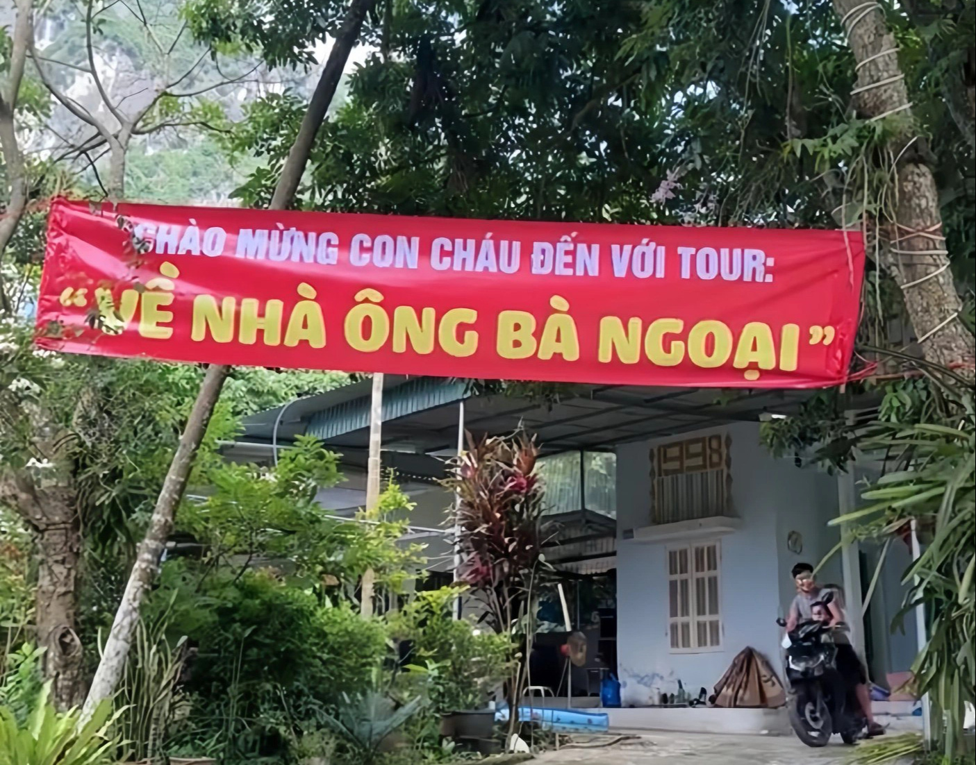 Băng rôn chào đón các cháu về nhà ông bà của ông Khánh Ba khiến dân mạng thả tim rần rần - Ảnh: NVCC Băng rôn chào đón các cháu về nhà ông bà của ông Khánh Ba khiến dân mạng thả tim rần rần - Ảnh: NVCC