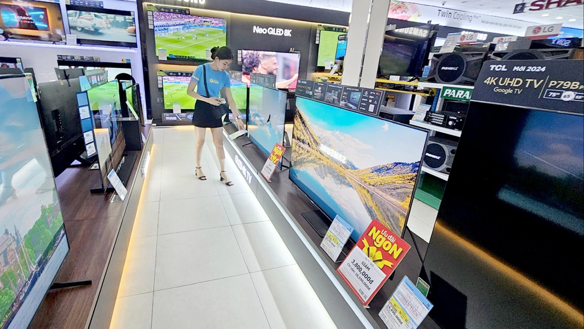 Siêu thị tưng bừng khuyến mãi mùa Euro- Ảnh 1. Tivi được một điểm bán tại TP.HCM áp dụng giảm giá sâu dịp này - Ảnh: N.TRÍ