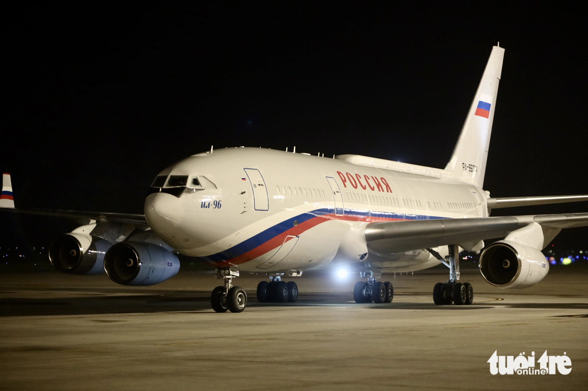 Tổng thống Putin đến sân bay Nội Bài lúc rạng sáng 20-6- Ảnh 5. Lúc 1h40 sáng 20-6, một máy bay của phái đoàn Tổng thống Nga Vladimir Putin đã đáp xuống sân bay quốc tế Nội Bài (Hà Nội) - Ảnh: NGUYỄN KHÁNH