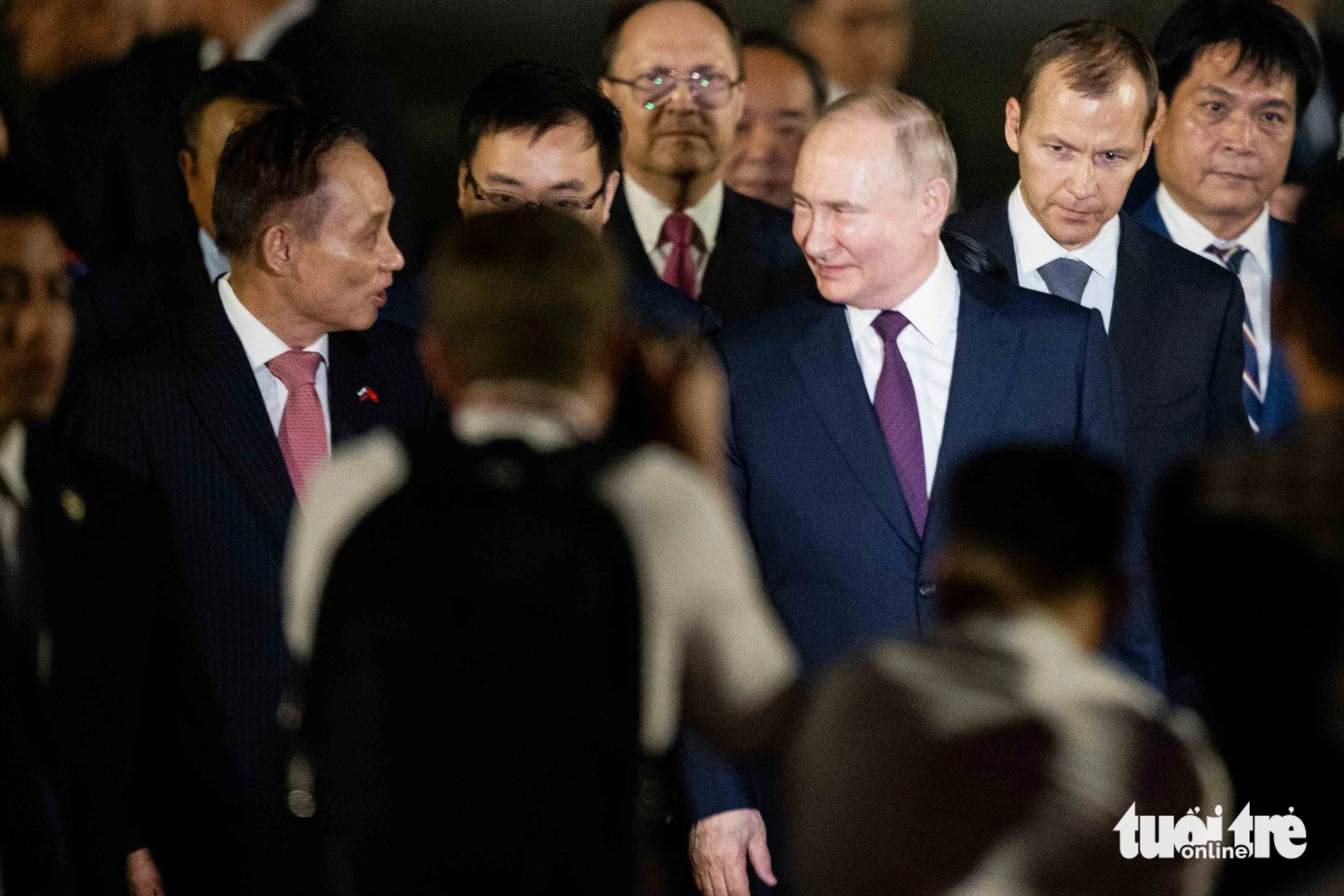 Tổng thống Putin đến sân bay Nội Bài lúc rạng sáng 20-6- Ảnh 1. Tổng thống Nga Putin trò chuyện với Trưởng Ban Đối ngoại Trung ương Đảng Lê Hoài Trung - Ảnh: NGUYỄN KHÁNH