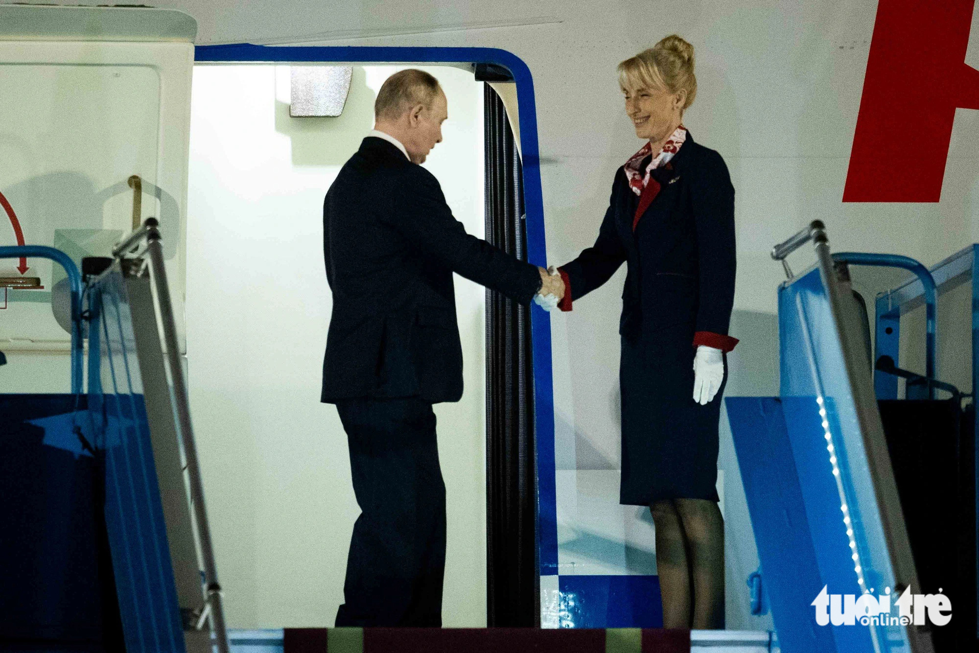 Tổng thống Putin đến sân bay Nội Bài lúc rạng sáng 20-6- Ảnh 6. Tổng thống Nga Putin bắt tay cảm ơn với một nữ thành viên thuộc chuyên cơ phục vụ của Tổng thống - Ảnh: NGUYỄN KHÁNH