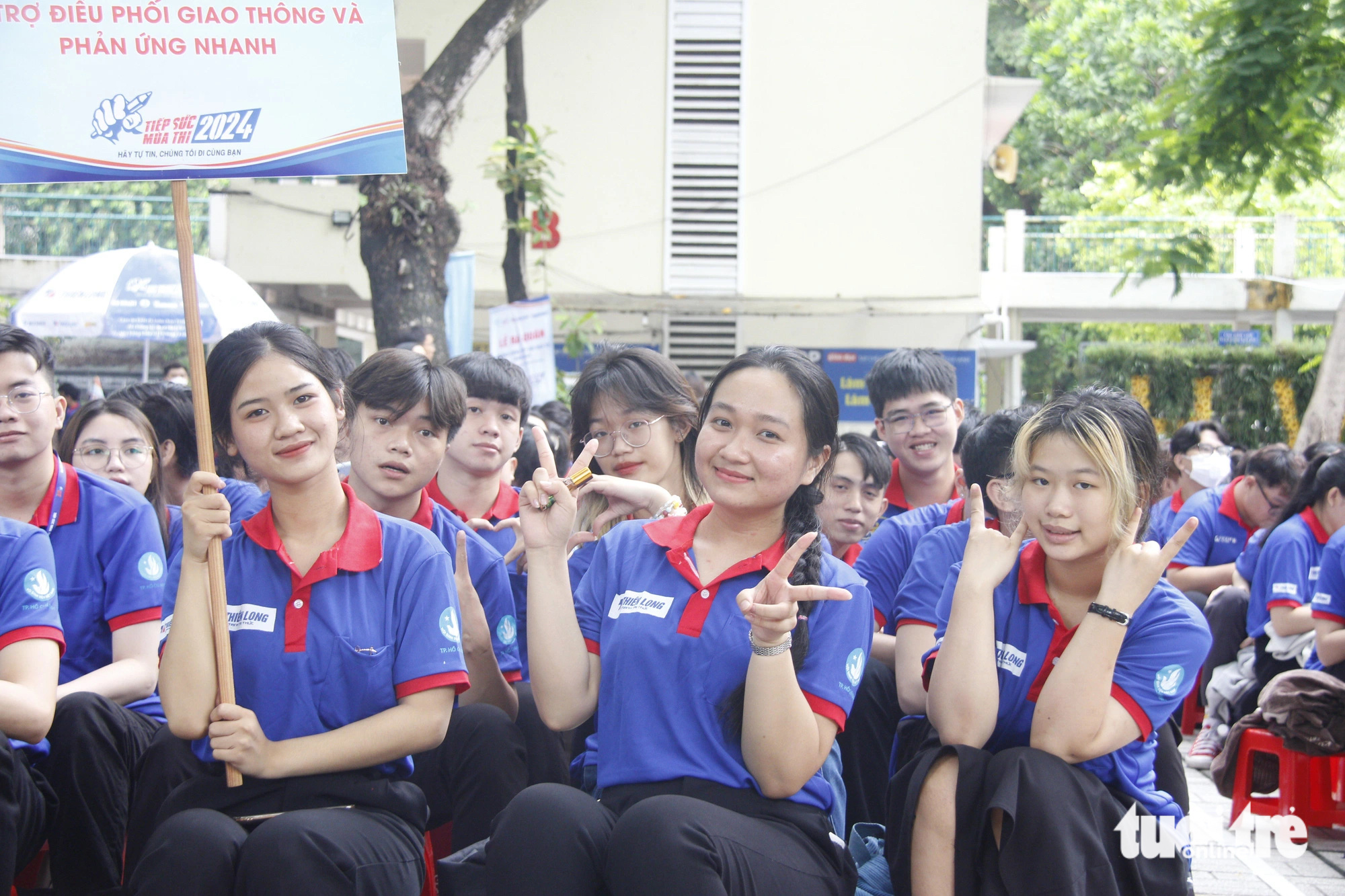 Hơn 43.000 lượt sinh viên tình nguyện đăng ký tiếp sức mùa thi- Ảnh 1. Nhóm sinh viên tình nguyện Tiếp sức mùa thi - đội điều phối giao thông - Ảnh: CÔNG TRIỆU