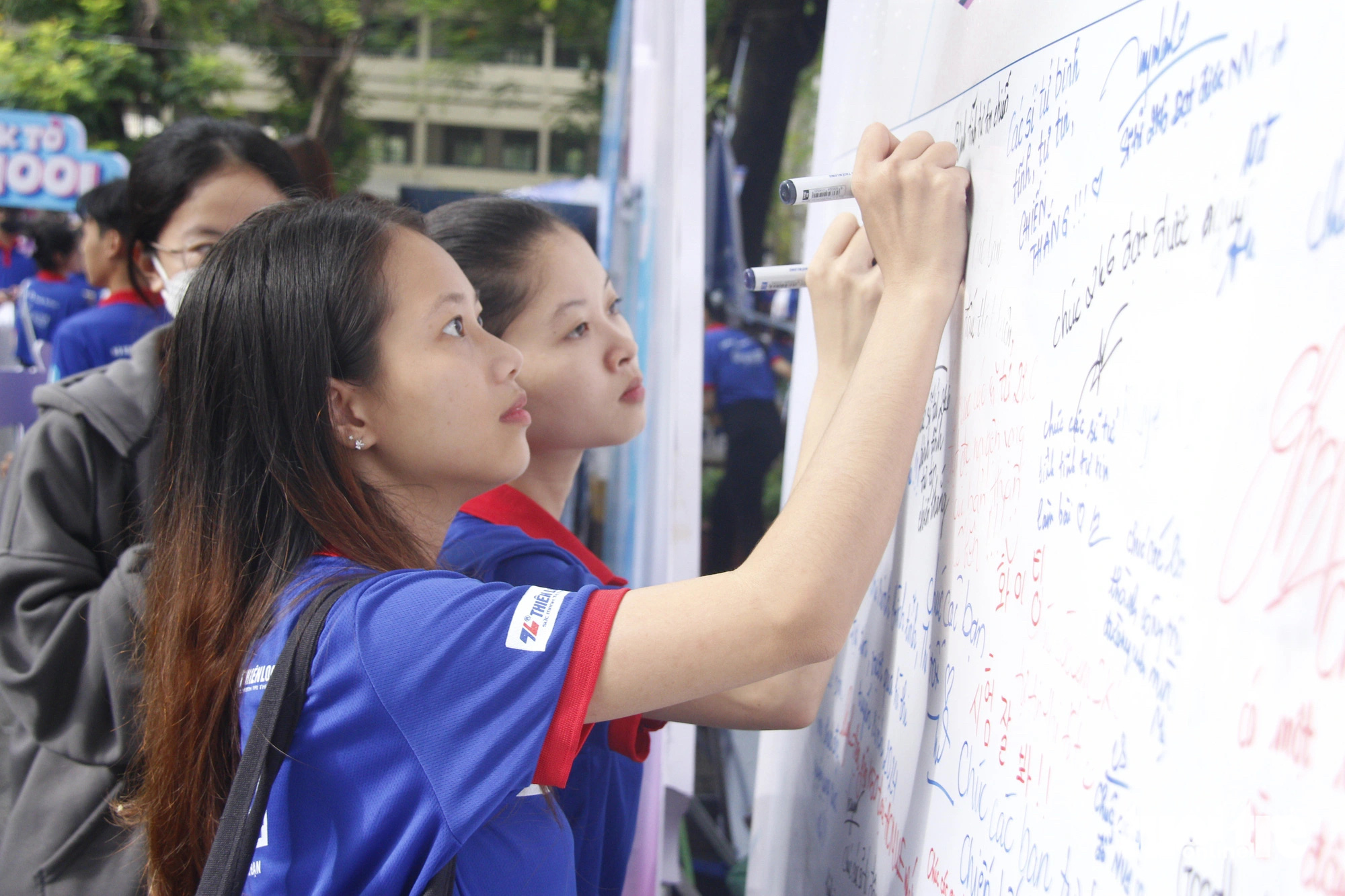 Hơn 43.000 lượt sinh viên tình nguyện đăng ký tiếp sức mùa thi- Ảnh 3. Các tình nguyện viên viết lời chúc gửi tới các sĩ tử mùa này - Ảnh: CÔNG TRIỆU