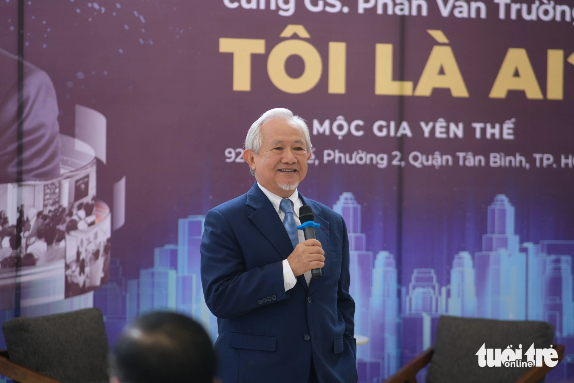 Giáo sư Phan Văn Trường: Thời đại AI, khả năng xây dựng thêm giá trị mới quan trọng- Ảnh 1. Giáo sư Phan Văn Trường, người sáng lập Hệ sinh thái Cấy Nền, chia sẻ chủ đề 'Tôi là ai?' - Ảnh: NGỌC PHƯỢNG