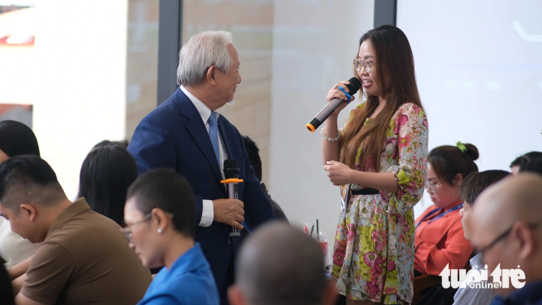 Giáo sư Phan Văn Trường: Thời đại AI, khả năng xây dựng thêm giá trị mới quan trọng- Ảnh 2. Người nghe giao lưu với giáo sư Phan Văn Trường - Ảnh: NGỌC PHƯỢNG