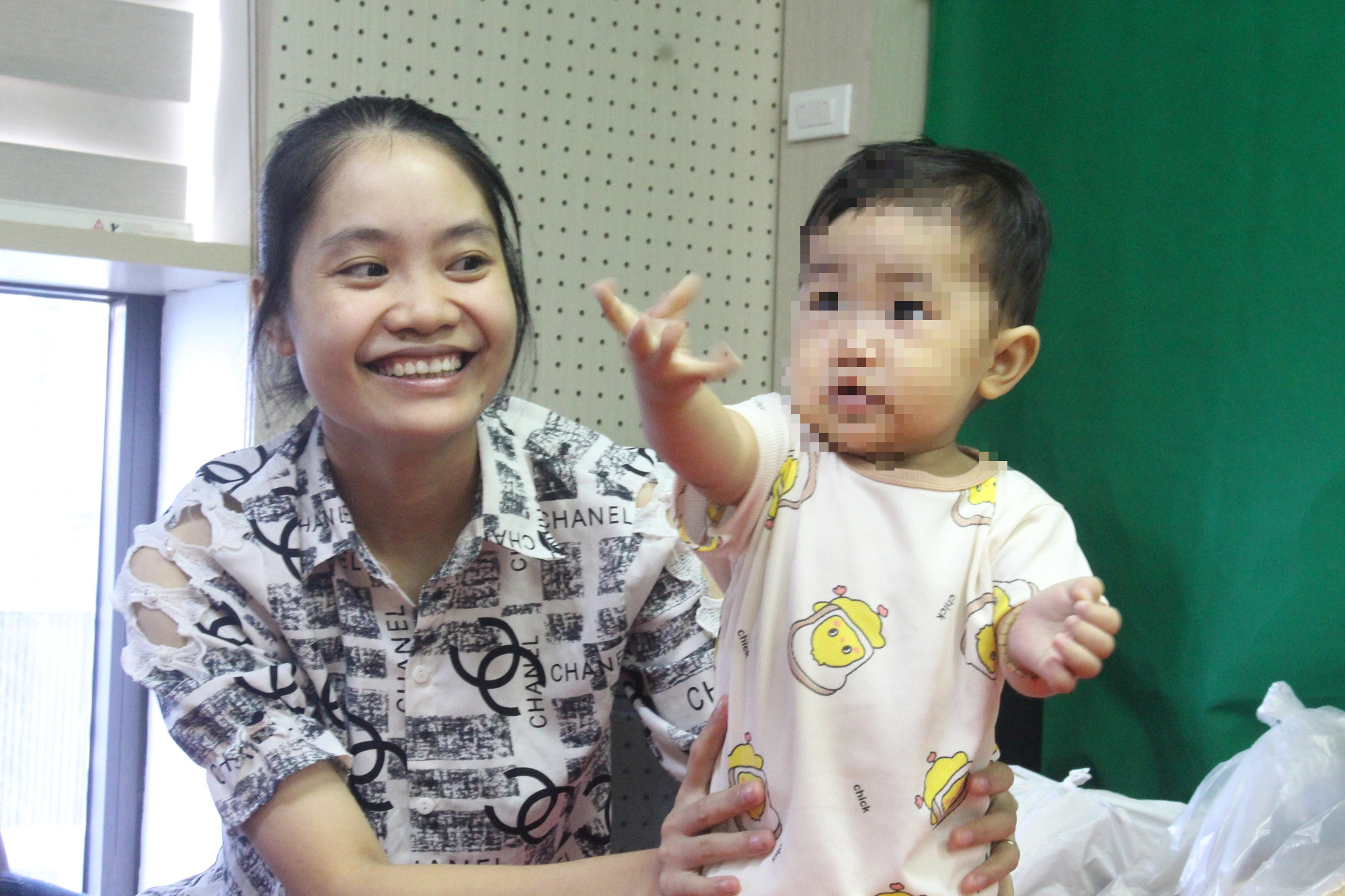 Chị Ngọc hạnh phúc khi đón con yêu khỏe mạnh sau 3 lần sảy thai vì mang gen bệnh hiếm - Ảnh: D.LIỄU Chị Ngọc hạnh phúc khi đón con yêu khỏe mạnh sau 3 lần sẩy thai vì mang gene bệnh hiếm - Ảnh: D.LIỄU