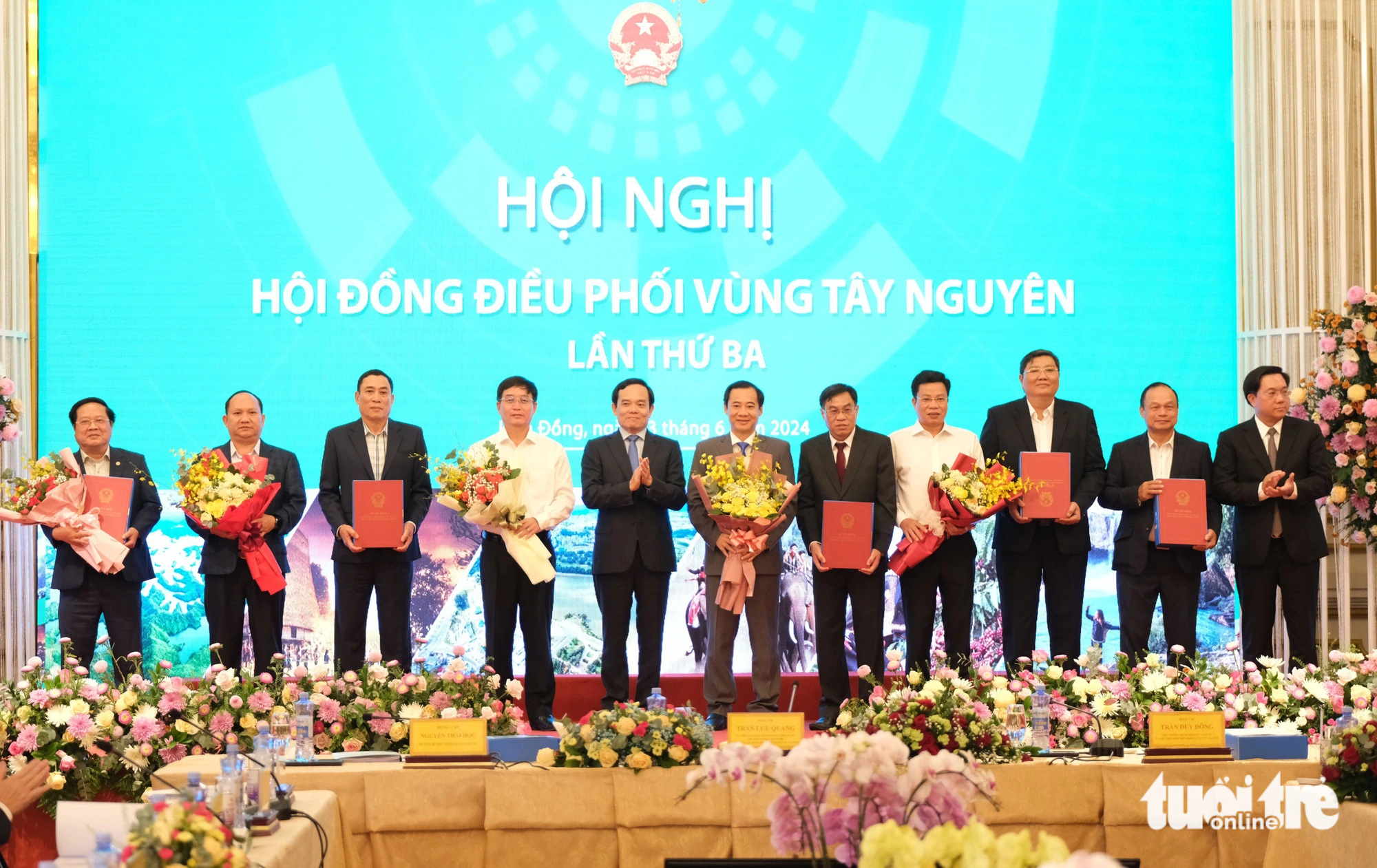 Măng Đen, Biển Hồ sẽ trở thành khu du lịch quốc gia- Ảnh 1. Phó thủ tướng Trần Lưu Quang (thứ 5 từ trái qua) trao quyết định phê duyệt quy hoạch vùng Tây Nguyên cho lãnh đạo các tỉnh Tây Nguyên - Ảnh: M.V.