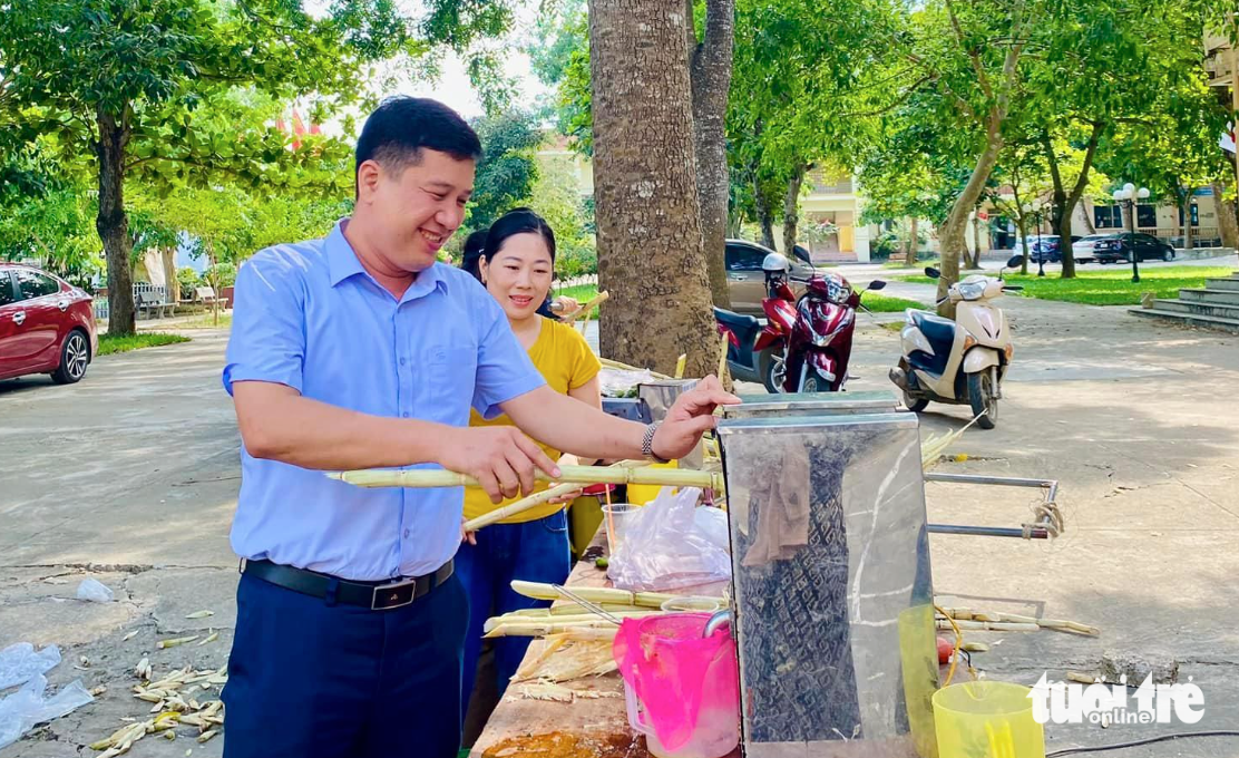 Thầy cô nấu chè, ép nước mía tiếp sức học sinh ôn thi tốt nghiệp THPT- Ảnh 1. Thầy Phan Tất Khang - hiệu trưởng Trường THPT Yên Thành 3, Nghệ An - ép nước mía bồi dưỡng cho học sinh ôn thi tốt nghiệp THPT - Ảnh: TÂM PHẠM