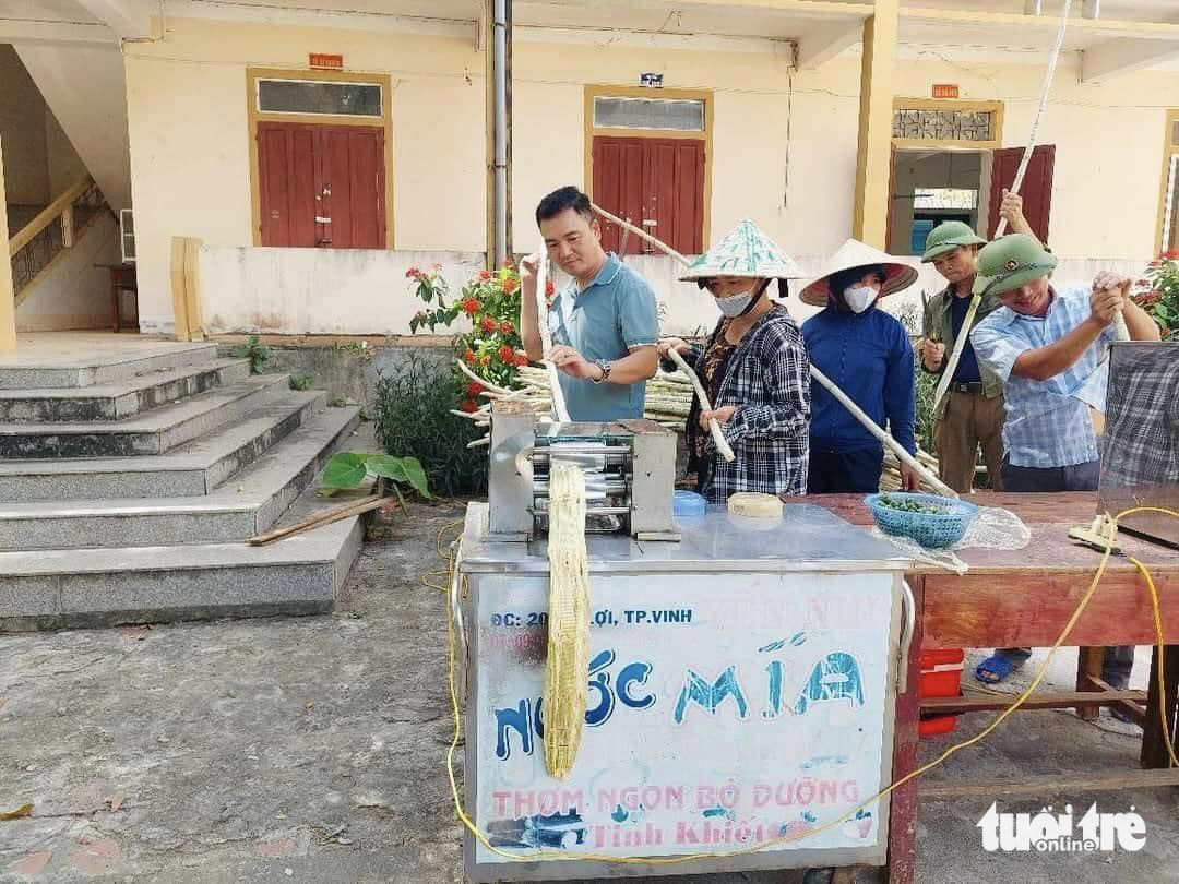 Thầy cô nấu chè, ép nước mía tiếp sức học sinh ôn thi tốt nghiệp THPT- Ảnh 3. Nhiều phụ huynh cũng đến trường chung tay cùng thầy cô ép nước mía - Ảnh: TÂM PHẠM