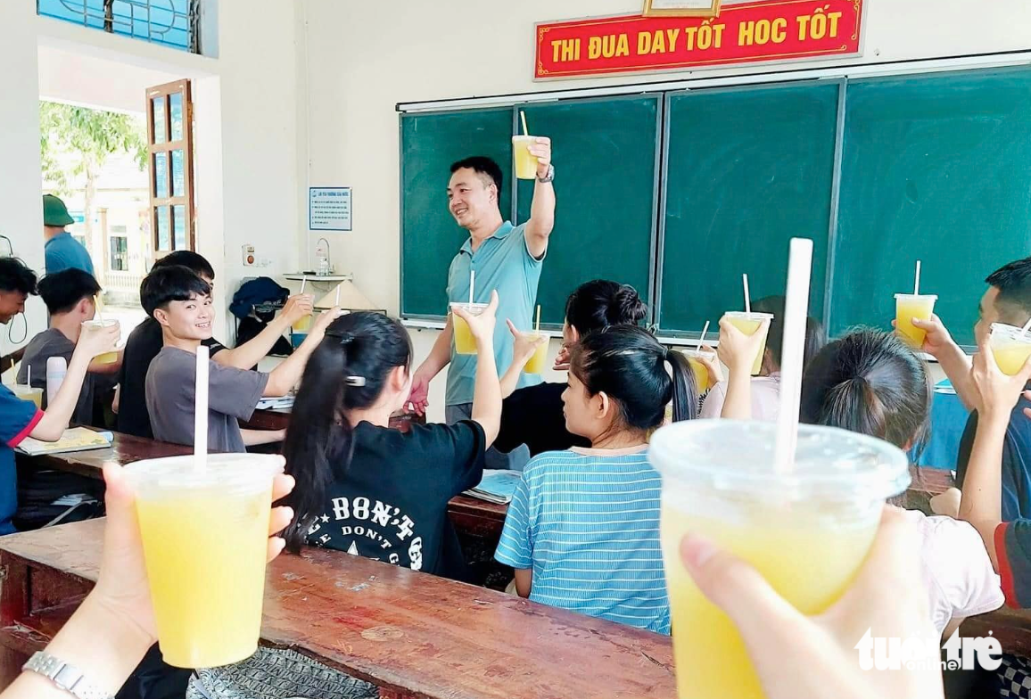 Thầy cô nấu chè, ép nước mía tiếp sức học sinh ôn thi tốt nghiệp THPT- Ảnh 6. Học sinh hồ hởi nhận những ly nước mía sau giờ ôn thi căng thẳng - Ảnh: TÂM PHẠM