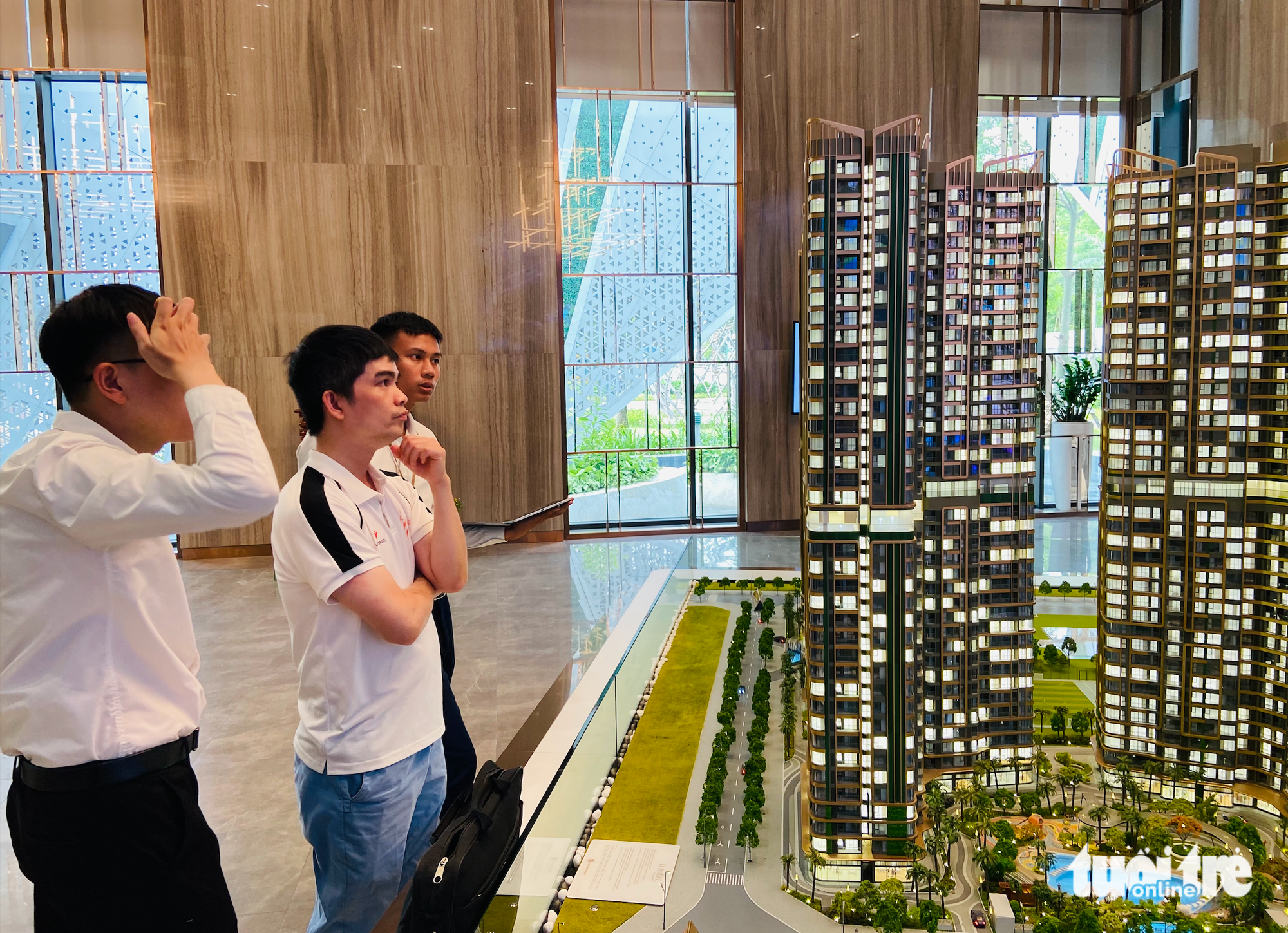 Thiếu vắng nguồn cung, chung cư cao cấp cả Hà Nội và TP.HCM hút khách- Ảnh 4. Người dân tìm hiểu dự án bất động sản tại Hà Nội - Ảnh: QUANG THẾ