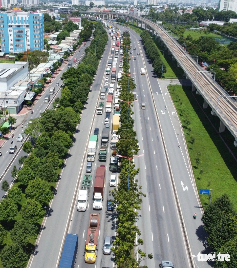 Tai nạn liên hoàn 4 xe trên xa lộ Hà Nội, kẹt xe 3km- Ảnh 1. Dòng xe ùn ứ kéo dài khoảng 3km do ảnh hưởng của vụ tai nạn liên hoàn - Ảnh: MINH HÒA
