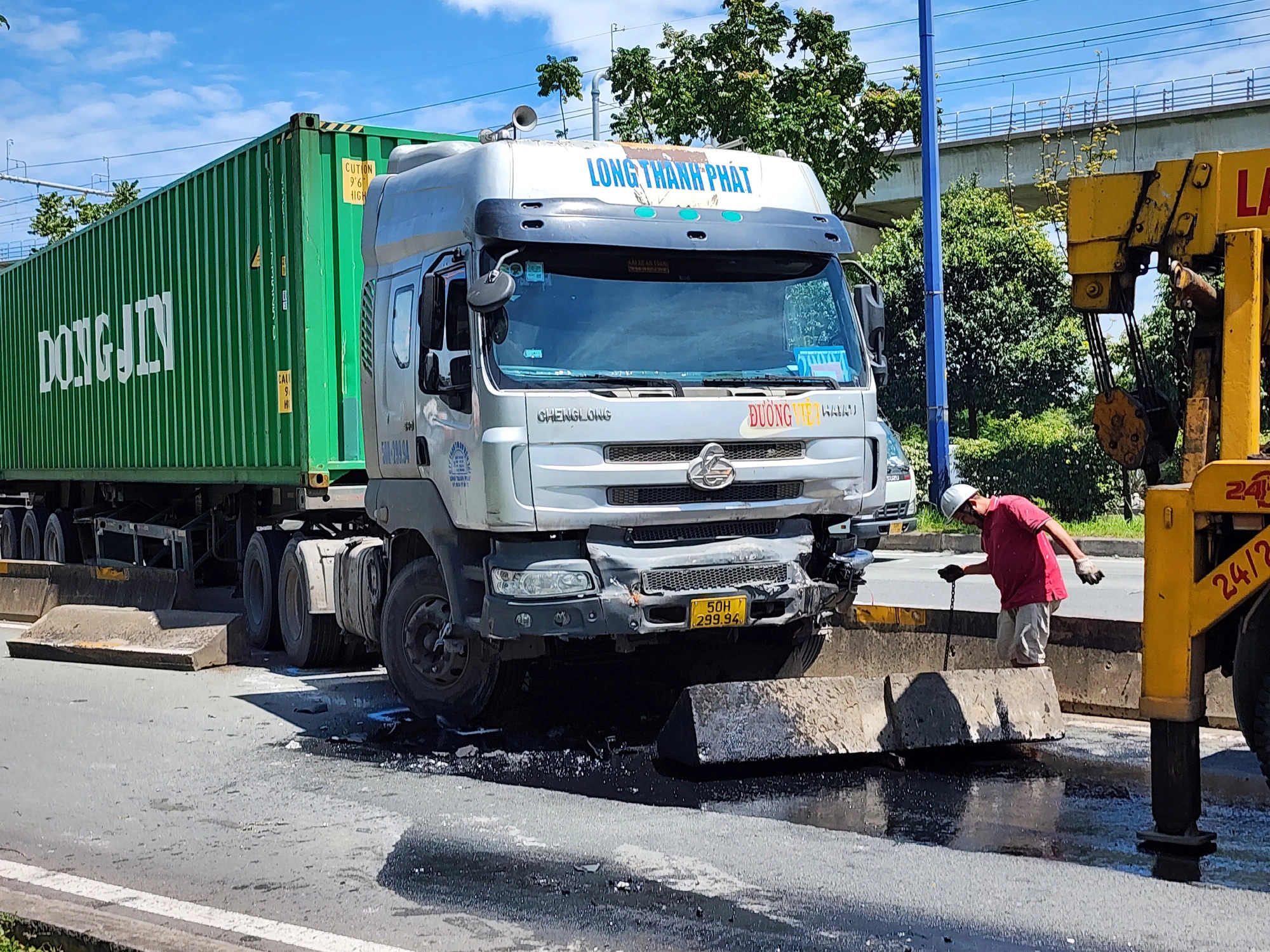 Tai nạn liên hoàn 4 xe trên xa lộ Hà Nội, kẹt xe 3km- Ảnh 3. Xe contaienr trong vụ tai nạn ủi vào con lươn - Ảnh: MINH HÒA
