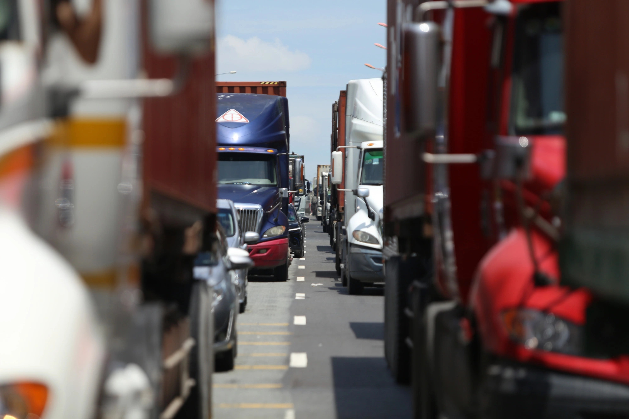Tai nạn liên hoàn 4 xe trên xa lộ Hà Nội, kẹt xe 3km- Ảnh 4. Hàng ngàn xe container xếp hàng dài trên xa lộ Hà Nội - Ảnh: MINH HÒA