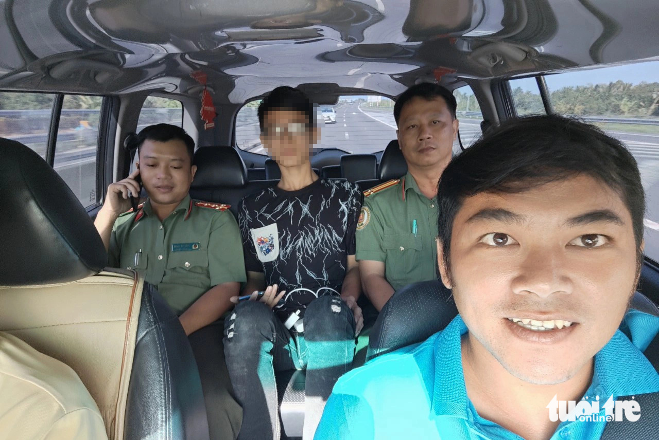 Hỗ trợ đưa một thiếu niên Trung Quốc bị bỏ rơi ở Kiên Giang về nước- Ảnh 2. 5h sáng cùng ngày, Công an tỉnh Kiên Giang hỗ trợ xe đưa Zheng Huanyi lên sân bay Tân Sơn Nhất - Ảnh: TIẾN MINH