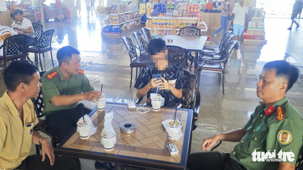 Hỗ trợ đưa một thiếu niên Trung Quốc bị bỏ rơi ở Kiên Giang về nước- Ảnh 3. Cán bộ, chiến sĩ Công an tỉnh Kiên Giang ngồi nghỉ ngơi, ăn uống chờ Zheng Huanyi lên máy bay - Ảnh: TIẾN MINH