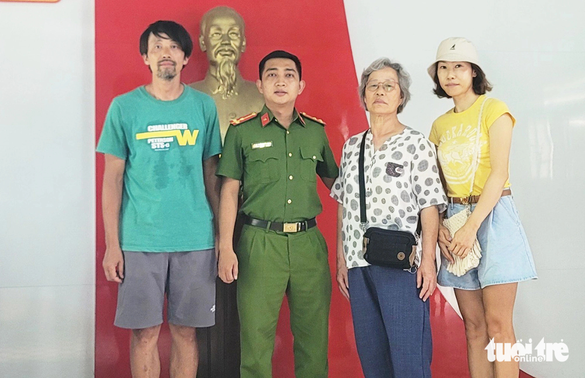 Du khách Hàn Quốc chạy xe máy thăm Hội An bị lạc đường đến miền núi- Ảnh 1. Ông Kyucheol, du khách Hàn Quốc, đến Hội An tham quan nhưng đi lạc đường đến miền núi Bắc Trà My. Ông được lực lượng công an hỗ trợ tìm mẹ và em gái - Ảnh: TRANG PHƯƠNG