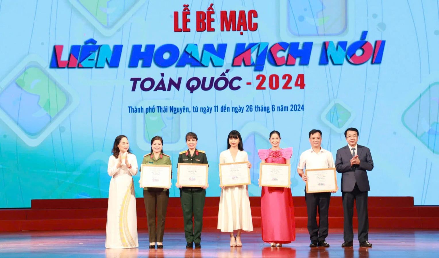 Đêm trắng, Vòng tròn bội bạc và Bắt quỷ đoạt huy chương vàng Liên hoan Kịch nói toàn quốc- Ảnh 2. Ban tổ chức đã trao 5 huy chương bạc cho các vở diễn