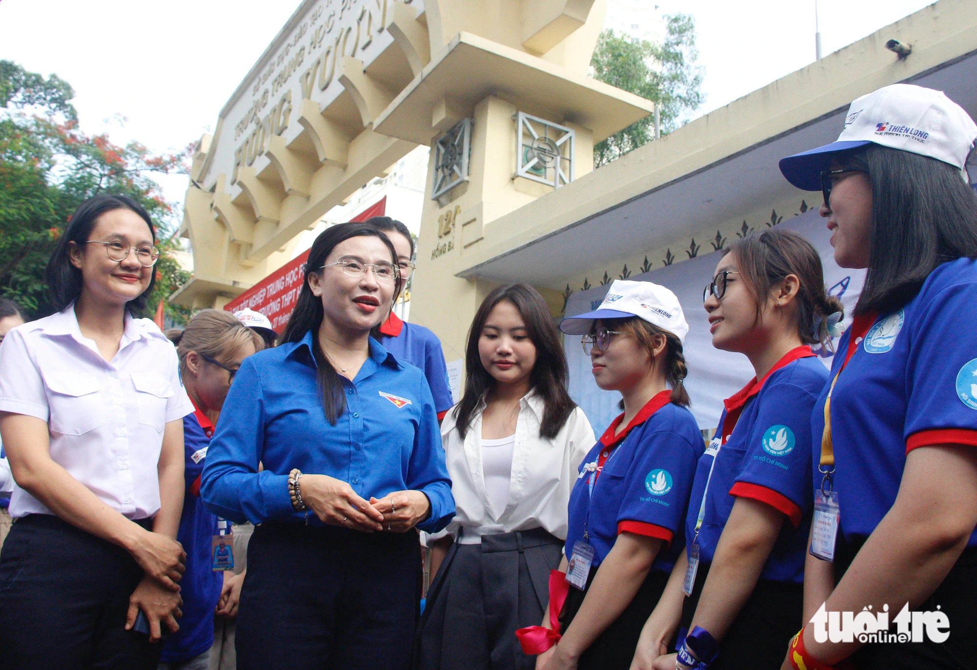 Sinh viên tình nguyện TP.HCM tặng quà, chăm sóc sức khỏe cho thí sinh- Ảnh 1. Phó bí thư Thành Đoàn TP.HCM Trần Thu Hà và Bí thư Trung ương Đoàn Nguyễn Phạm Duy Trang (từ trái sang) thăm sinh viên tình nguyện Tiếp sức mùa thi tại điểm thi Trường THPT Hùng Vương (quận 5 ) - Ảnh: CÔNG TRIỆU