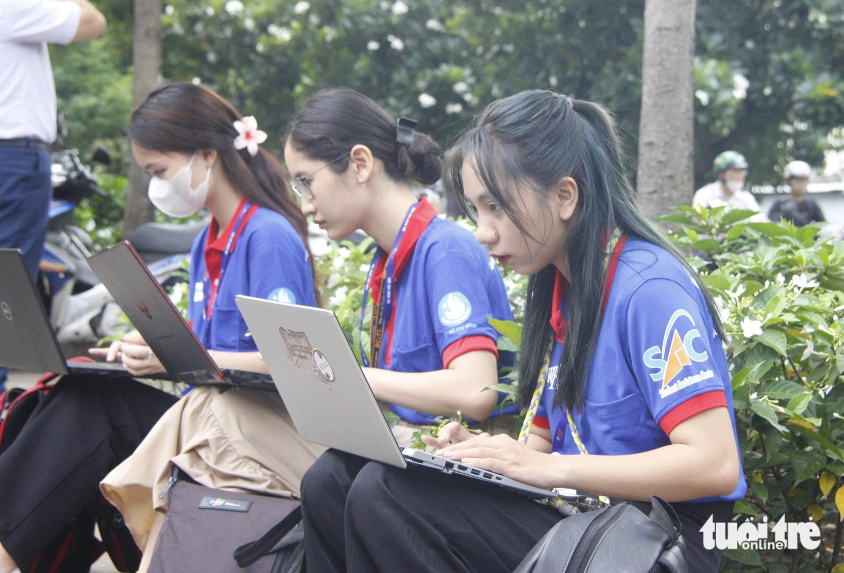 Sinh viên tình nguyện TP.HCM tặng quà, chăm sóc sức khỏe cho thí sinh- Ảnh 6. Nhóm tình nguyện viên truyền thông của chương trình Tiếp sức mùa thi làm việc liên tục để cập nhật mọi thông tin liên quan đến kỳ thi tốt nghiệp THPT cho thí sinh và người nhà - Ảnh: CÔNG TRIỆU