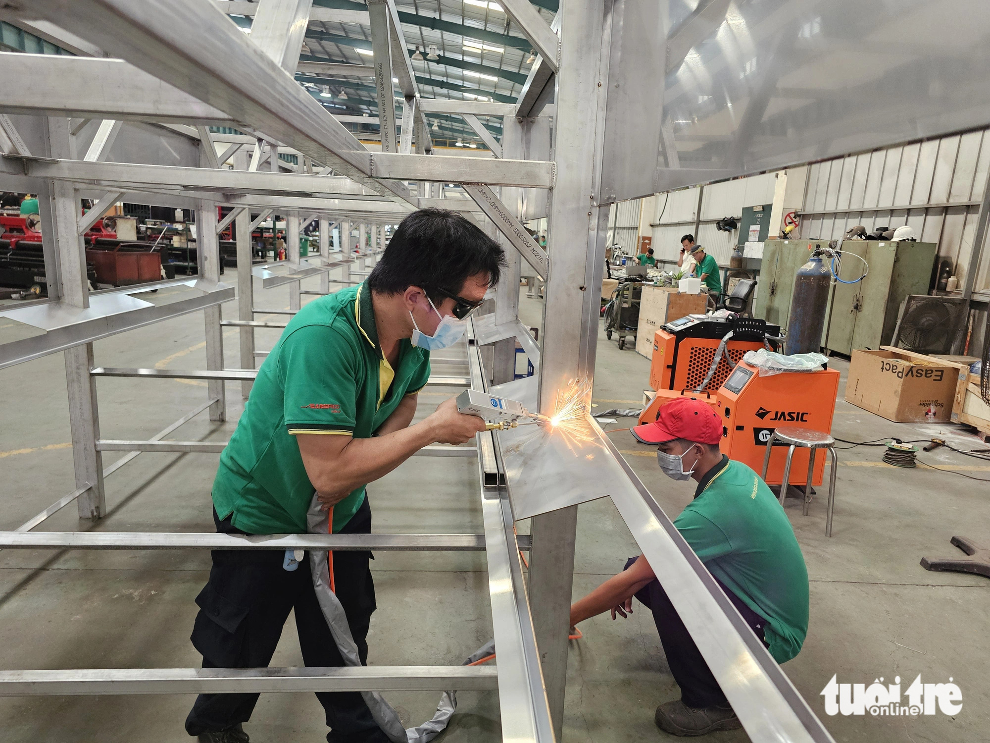 Doanh nghiệp cạn kiệt dòng tiền, nợ động dây dưa tăng- Ảnh 1. Nhiều doanh nghiệp cạn kiệt dòng tiền, việc kinh doanh gặp nhiều khó khăn. Trong ảnh, công nhân sản xuất bên trong một nhà máy tại TP.HCM - Ảnh: NGỌC HIỂN