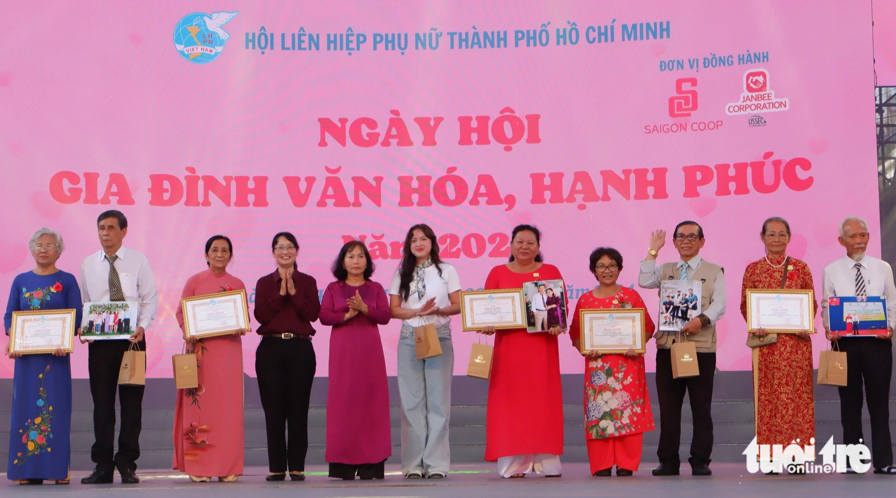 Ngày hội gia đình văn hóa, hạnh phúc TP.HCM 2024- Ảnh 2. Phó chủ tịch UBND TP.HCM Trần Thị Diệu Thúy (thứ tư từ trái sang) chúc mừng các tấm gương tiêu biểu trong xây dựng gia đình văn hóa, ấm no, hạnh phúc - Ảnh: K.ANH